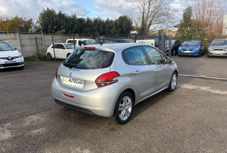 PEUGEOT 208 1.5 / 100 CH / SIGNATURE