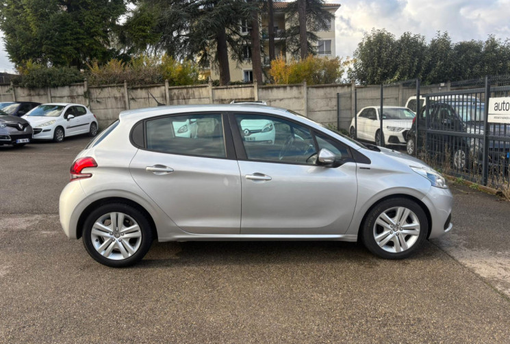 PEUGEOT 208 1.5 / 100 CH / SIGNATURE