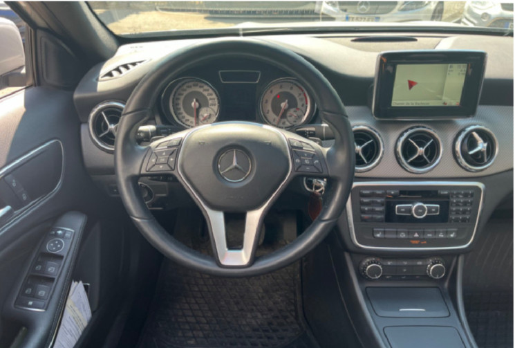 MERCEDES GLA 200 7G-Tronic / Boite auto / Toit ouvrant / Seulement 24000km / Sieges chauffants