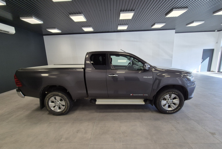 Toyota HILUX Legend 2.5 D-4D 150 Attelage + Protection de benne + rail aluminium